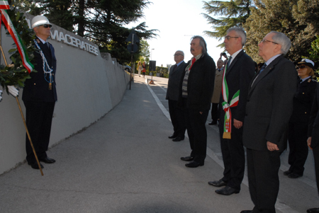 La Cerimonia al monumento ai Caduti della Resistenza a Macerata